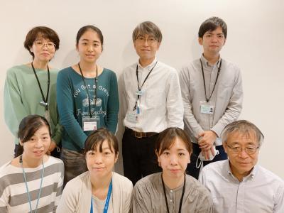 吉井幸恵上席研究員ら研究チームメンバーの写真