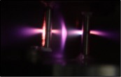 （図１）ガスのプラズマを発振媒質とする10ヘルツ発振（毎秒10回のレーザー発振）の軟X線レーザーの開発に成功しました（広島大学との共同研究成果）。