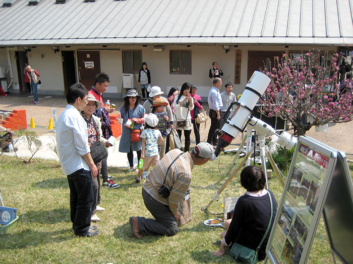 行列のできた望遠鏡コーナーの画像