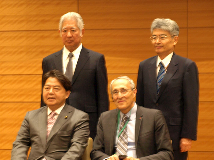林大臣（前列左）及び森会長（後列左）と共に記念撮影の画像