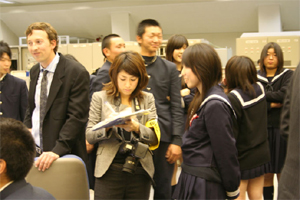 記者の人達も高校生に大関心でした。の画像1