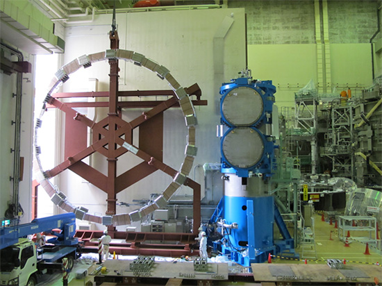 世界最大級サイズの超伝導平衡磁場コイルEF6の実験棟組立室搬入の様子の画像
