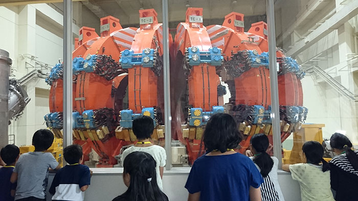 解体されたコイルの大きさに驚く子ども達の画像