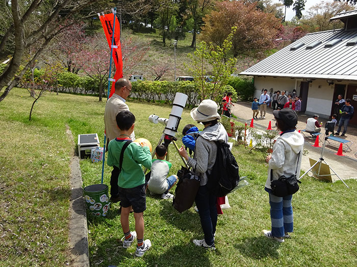 太陽の様子に興味津々の画像
