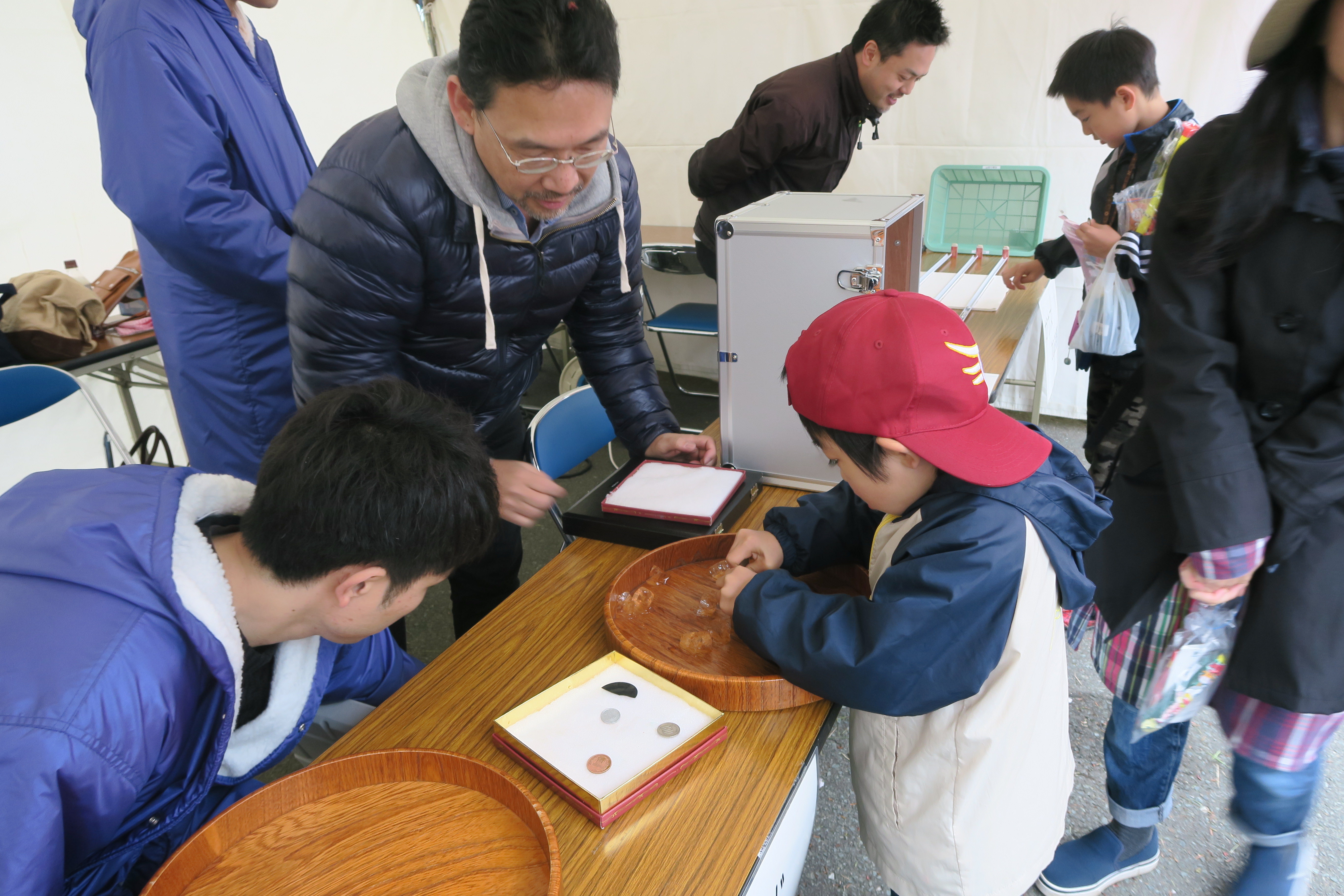 科学実験の様子（おお！スッゲー切れる！）の画像