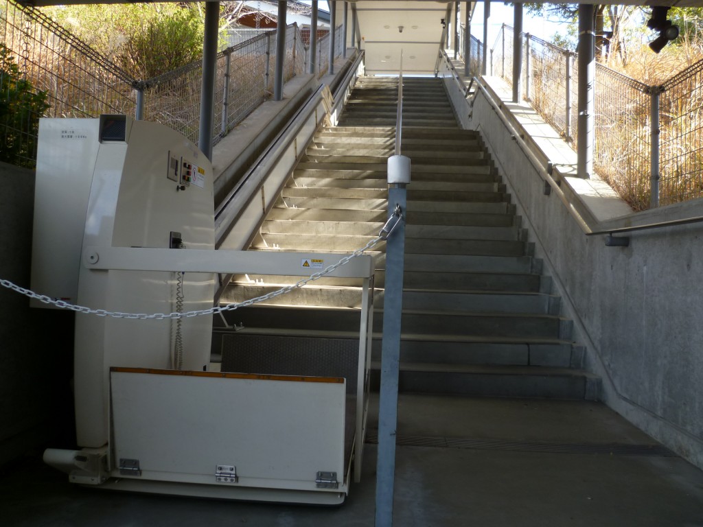きっづ科学館ふぉとん 駐車場東側階段