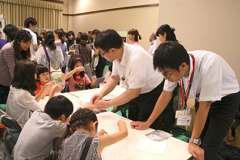 樹脂の材質実験コーナーの様子