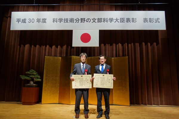 表彰式（樋口（左）、須原（右））の画像