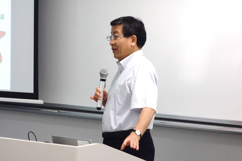 「協働製品第一号 Cs吸着繊維GAGA」について発表される齊藤教授（千葉大学）