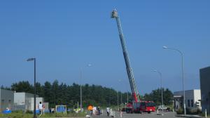 空まで届きそうなハシゴ車です