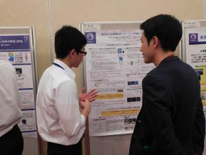 新屋研究員も学生の発表に真剣に聞き入っています