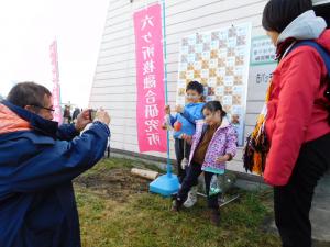 笑顔で缶バッジ用写真の撮影