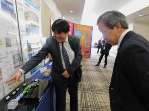 増田上席研究員によるIFMIF原型加速器開発状況の説明風景