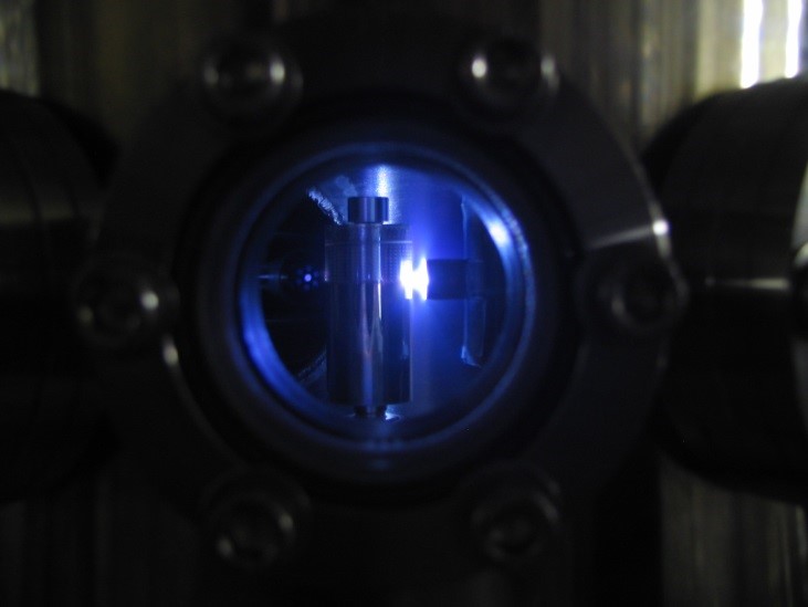 図1： 金属ターゲットにレーザーを照射したときに生成されるプラズマからの発光。の画像