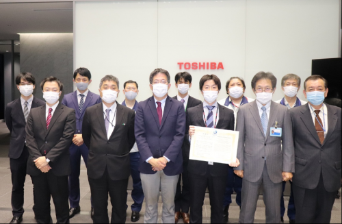 Fig. 3 Presenting a certificate to Toshiba Energy Systems & Solutions Corporation and Toshiba Plant Systems & Services Corporation