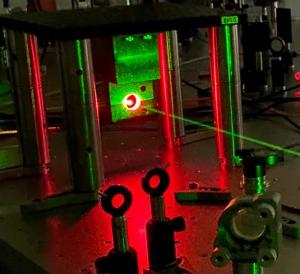 Fig. 5. (a) Image of an excited Ti:sapphire crystal pumped by a green laser.