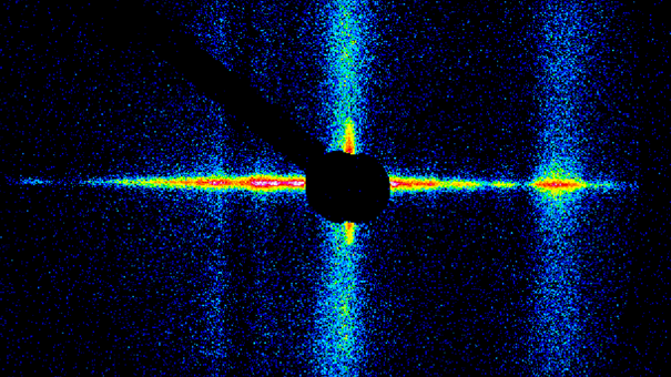 SACLA EH6で得られたナノ多層膜からのシングルショット微小角斜入射小角X線散乱（GISAXS）画像。中心の黒い丸は非常に強い鏡面反射成分をブロックするビームストップである。横方向のプロファイルはQz, 即ち深さ方向への電子密度分布を反映したおり、縦方