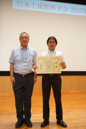 受賞した鈴井伸郎上席研究員の写真
