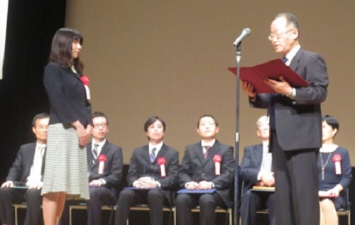 授賞式の様子(神田玲子センター長は左)の画像