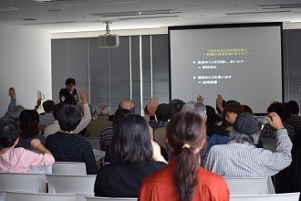 記憶テストなどで来場者とやり取りをしながら講演しました。（7日の講演会）の画像