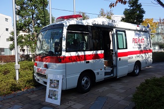 救急車両の展示の画像