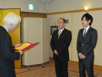 授賞式の様子(向かって左が岩田室長、右が水島研究員)の写真