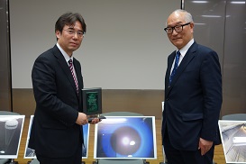 内堀（左）と石田寛人 会長の写真