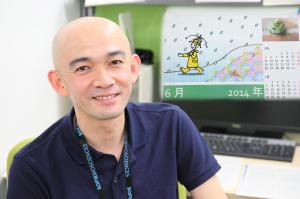 紺色のシャツの男性