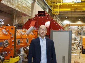 紺色のジャケットを着た男性