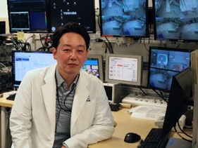 白衣を着た男性