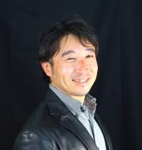 黒いジャケットを着た男性