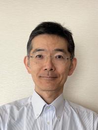 眼鏡をかけた男性