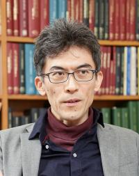 眼鏡をかけた男性