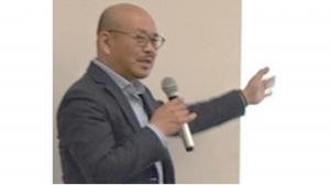 原田部長がマイクで説明している