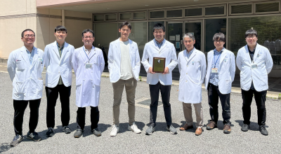 白衣を着た男性たち