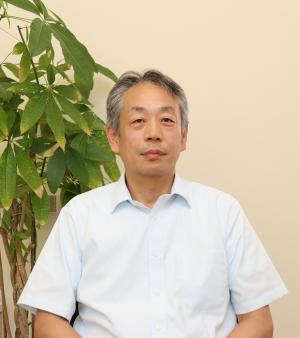 白いシャツを着た男性