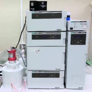 HPLC (放射線検出器 + PDA検出器)
