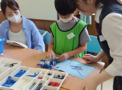 ソーラーカーを組み立てる子ども