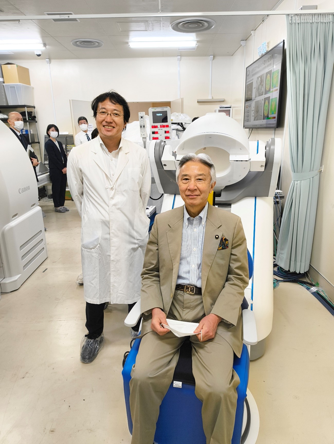 頭部専用ＰＥＴ装置に座っていただいた盛山大臣
