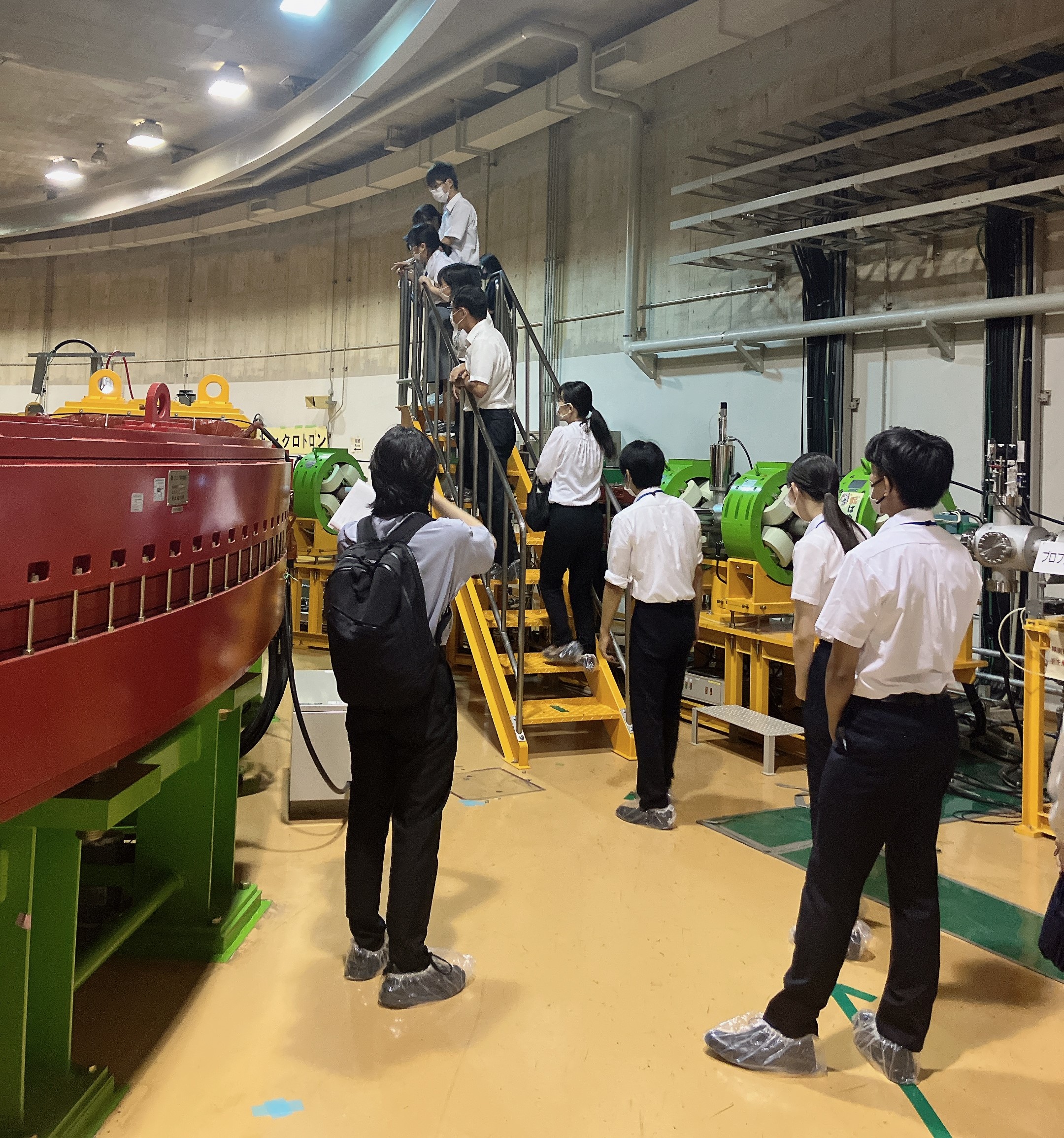 施設見学の様子（HIMAC)