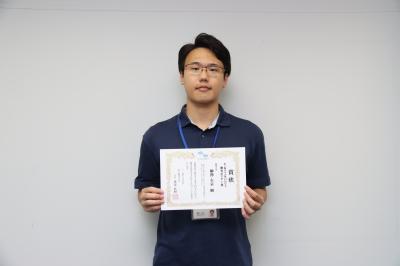 眼鏡の男性