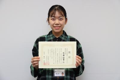 緑のシャツの女性
