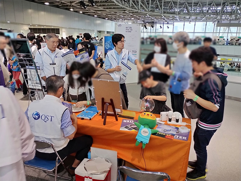 サイエンスアゴラ2024　実験に夢中になっている来場者の様子