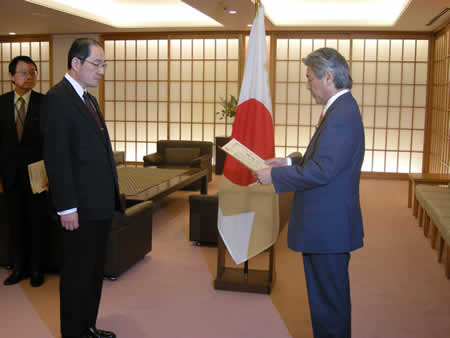 中曽根外務大臣 (右) から感謝状を受け取る米倉理事長の画像