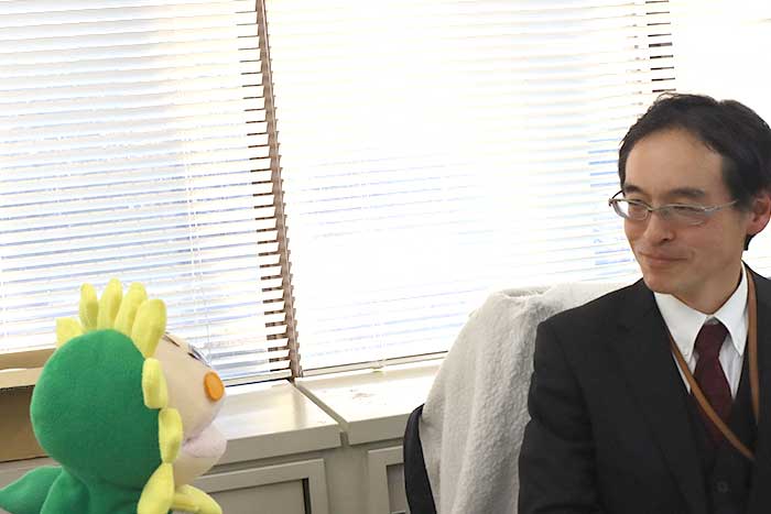 質問するカナちゃんと回答する庶務課長
