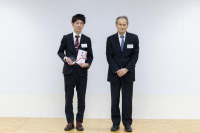 スーツの男性2名