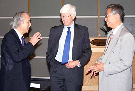 左から、松田執行役（原子力機構）、スミス所長（英国原子力公社カラム科学センター）、池田ITER機構長予定者