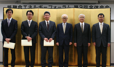受賞者（左３名）と、佐藤文隆議長（中央）、順に、吉川允二氏、小川雄一選考委員長