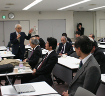 質問に答える佐藤議長