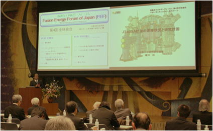 左)　鎌田裕委員：JT-60SA計画の進捗状況と研究計画